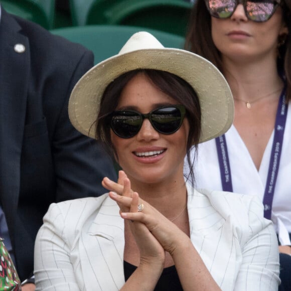 Meghan Markle, duchesse de Sussex, assiste au match "Serena Williams vs Kaja Juvan (2/6 - 6/2 - 6/4)" au Tournoi de Wimbledon 2019, le 4 juillet 2019.