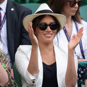 Meghan Markle, duchesse de Sussex, assiste au match "Serena Williams vs Kaja Juvan (2/6 - 6/2 - 6/4)" au Tournoi de Wimbledon 2019, le 4 juillet 2019.