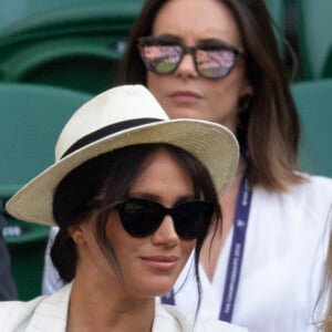 Meghan Markle, duchesse de Sussex, assiste au match "Serena Williams vs Kaja Juvan (2/6 - 6/2 - 6/4)" au Tournoi de Wimbledon 2019, le 4 juillet 2019.