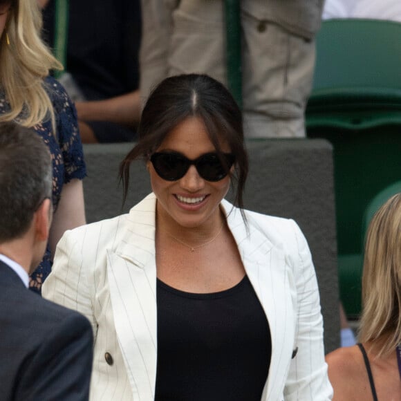 Meghan Markle, duchesse de Sussex, assiste au match "Serena Williams vs Kaja Juvan (2/6 - 6/2 - 6/4)" au Tournoi de Wimbledon 2019, le 4 juillet 2019.