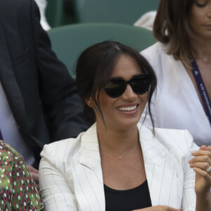 Meghan Markle, duchesse de Sussex, assiste au match "Serena Williams vs Kaja Juvan (2/6 - 6/2 - 6/4)" au Tournoi de Wimbledon 2019, le 4 juillet 2019.