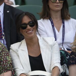 Meghan Markle, duchesse de Sussex, assiste au match "Serena Williams vs Kaja Juvan (2/6 - 6/2 - 6/4)" au Tournoi de Wimbledon 2019, le 4 juillet 2019.