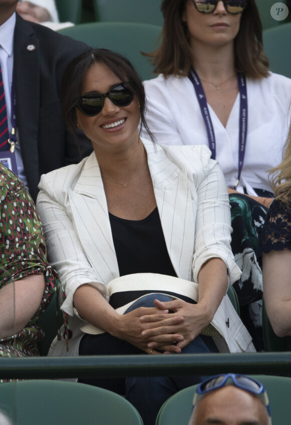 Meghan Markle, duchesse de Sussex, assiste au match "Serena Williams vs Kaja Juvan (2/6 - 6/2 - 6/4)" au Tournoi de Wimbledon 2019, le 4 juillet 2019.