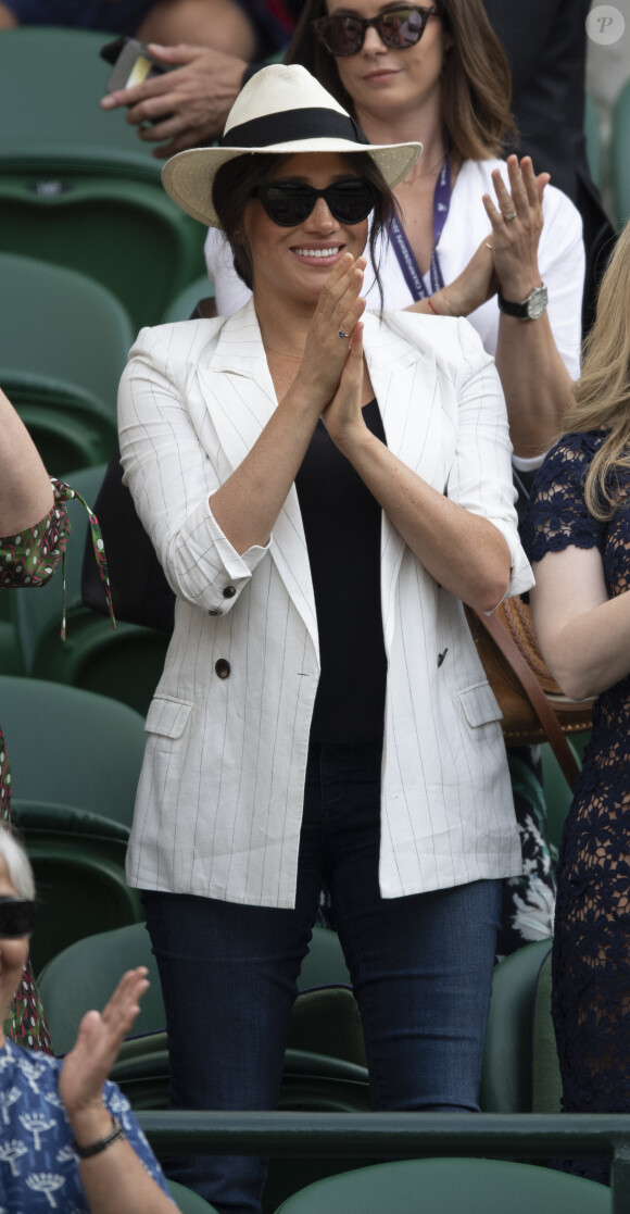 Meghan Markle, duchesse de Sussex, assiste au match "Serena Williams vs Kaja Juvan (2/6 - 6/2 - 6/4)" au Tournoi de Wimbledon 2019, le 4 juillet 2019.