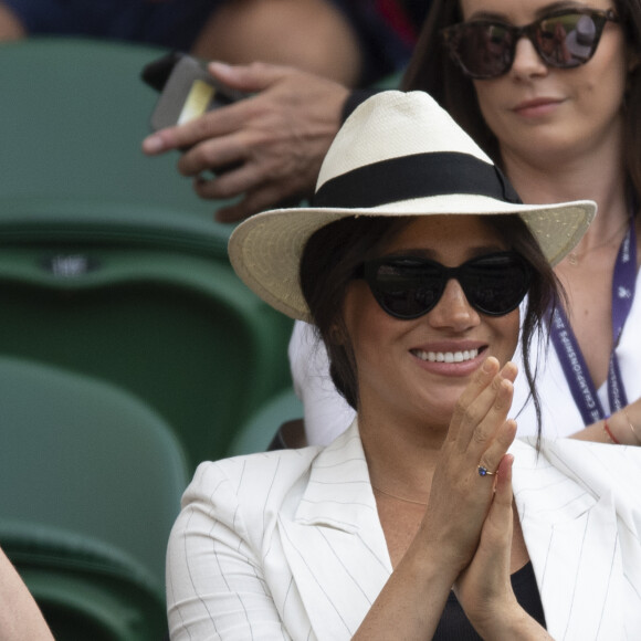 Meghan Markle, duchesse de Sussex, assiste au match "Serena Williams vs Kaja Juvan (2/6 - 6/2 - 6/4)" au Tournoi de Wimbledon 2019, le 4 juillet 2019.