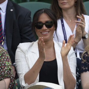 Meghan Markle, duchesse de Sussex, assiste au match "Serena Williams vs Kaja Juvan (2/6 - 6/2 - 6/4)" au Tournoi de Wimbledon 2019, le 4 juillet 2019.