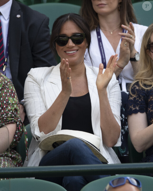 Meghan Markle, duchesse de Sussex, assiste au match "Serena Williams vs Kaja Juvan (2/6 - 6/2 - 6/4)" au Tournoi de Wimbledon 2019, le 4 juillet 2019.