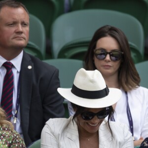 Meghan Markle, duchesse de Sussex, assiste au match "Serena Williams vs Kaja Juvan (2/6 - 6/2 - 6/4)" au Tournoi de Wimbledon 2019, le 4 juillet 2019.