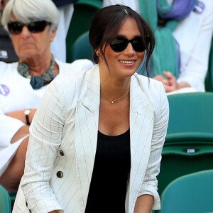 Meghan Markle, duchesse de Sussex, assiste au match "Serena Williams vs Kaja Juvan (2/6 - 6/2 - 6/4)" au Tournoi de Wimbledon 2019, le 4 juillet 2019.