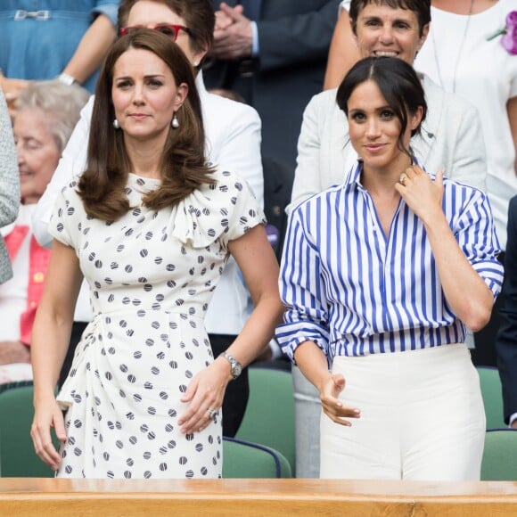 Catherine (Kate) Middleton, duchesse de Cambridge et Meghan Markle, duchesse de Sussex assistent au match de tennis Nadal contre Djokovic lors du tournoi de Wimbledon "The Championships", le 14 juillet 2018.