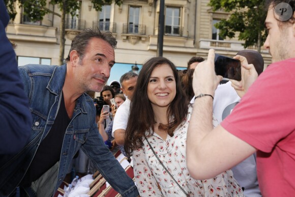Jean Dujardin à la projection du film "OSS 177: Le Caire Nid d'Espions" lors de l'évènement "Un Dimanche Au Cinema" sur l'Avenue des Champs-Elysées à Paris, France, le 7 juillet 2019. 1750 personnes ont été sélectionnées pour assister gratuitement, à la projection du film sur l'Avenue des Champs-Elysées. Le CNC, le centre national du cinéma organise cette projection en plein air qui, pour la deuxième année consécutive, pour clore la Fête du Cinéma. © Stephen Caillet/Panoramic/Bestimage