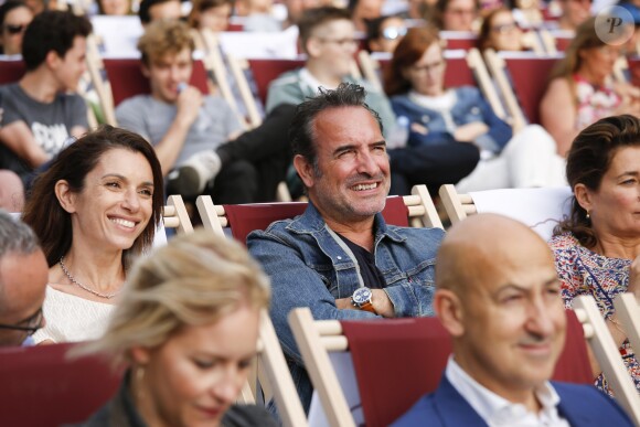 Aure Atika, Jean Dujardin à la projection du film "OSS 177: Le Caire Nid d'Espions" lors de l'évènement "Un Dimanche Au Cinema" sur l'Avenue des Champs-Elysées à Paris, France, le 7 juillet 2019. 1750 personnes ont été sélectionnées pour assister gratuitement, à la projection du film sur l'Avenue des Champs-Elysées. Le CNC, le centre national du cinéma organise cette projection en plein air qui, pour la deuxième année consécutive, pour clore la Fête du Cinéma. © Stephen Caillet/Panoramic/Bestimage