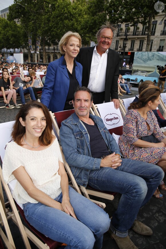 Aure Atika, Jean Dujardin, Frédérique Bredin (présidente du centre national du cinéma et de l'image animée), Jean-Noël Reinhardt (président du Comité Champs-Elysées) à la projection du film "OSS 177: Le Caire Nid d'Espions" lors de l'évènement "Un Dimanche Au Cinema" sur l'Avenue des Champs-Elysées à Paris, France, le 7 juillet 2019. 1750 personnes ont été sélectionnées pour assister gratuitement, à la projection du film sur l'Avenue des Champs-Elysées. Le CNC, le centre national du cinéma organise cette projection en plein air qui, pour la deuxième année consécutive, pour clore la Fête du Cinéma. © Stephen Caillet/Panoramic/Bestimage