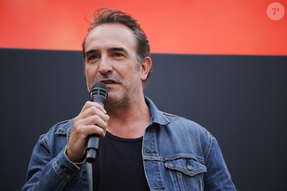 Jean Dujardin à la projection du film "OSS 177: Le Caire Nid d'Espions" lors de l'évènement "Un Dimanche Au Cinema" sur l'Avenue des Champs-Elysées à Paris, France, le 7 juillet 2019. 1750 personnes ont été sélectionnées pour assister gratuitement, à la projection du film sur l'Avenue des Champs-Elysées. Le CNC, le centre national du cinéma organise cette projection en plein air qui, pour la deuxième année consécutive, pour clore la Fête du Cinéma. © Stephen Caillet/Panoramic/Bestimage