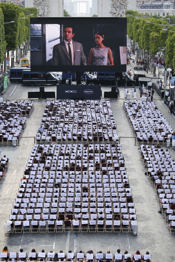 Atmosphère à la projection du film "OSS 177: Le Caire Nid d'Espions" lors de l'évènement "Un Dimanche Au Cinema" sur l'Avenue des Champs-Elysées à Paris, France, le 7 juillet 2019. 1750 personnes ont été sélectionnées pour assister gratuitement, à la projection du film sur l'Avenue des Champs-Elysées. Le CNC, le centre national du cinéma organise cette projection en plein air qui, pour la deuxième année consécutive, pour clore la Fête du Cinéma. © Stephen Caillet/Panoramic/Bestimage