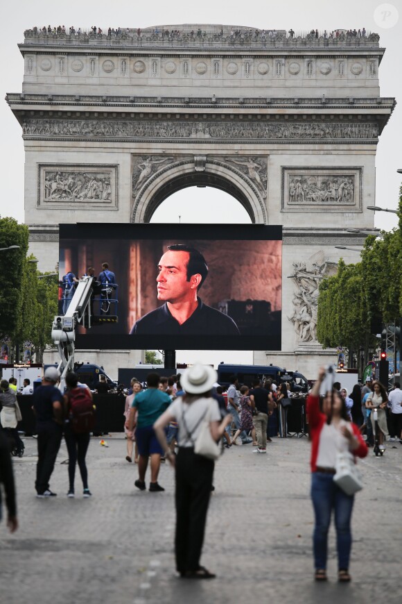 Atmosphère à la projection du film "OSS 177: Le Caire Nid d'Espions" lors de l'évènement "Un Dimanche Au Cinema" sur l'Avenue des Champs-Elysées à Paris, France, le 7 juillet 2019. 1750 personnes ont été sélectionnées pour assister gratuitement, à la projection du film sur l'Avenue des Champs-Elysées. Le CNC, le centre national du cinéma organise cette projection en plein air qui, pour la deuxième année consécutive, pour clore la Fête du Cinéma. © Stephen Caillet/Panoramic/Bestimage