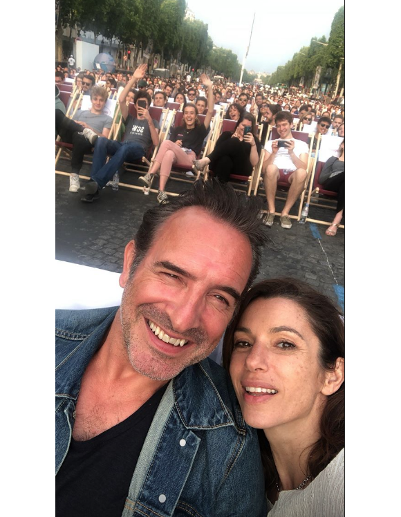 Aure Atika et Jean Dujardin sur les Champs pour la projection de "OSS 117 : Le Caire, nid d'espions", le 7 juillet 2019.