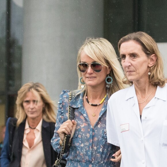 Laurence Favalelli, Marie Poniatowski, Yaël Abrot - Laeticia Hallyday sort du CHR de Orléans au bras du Dr Barbara Tisseron, chef de service de pédiatrie générale le 10 octobre 2018.