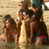 Kendall Jenner et des amis, dont les top models Cindy Bruna et Joan Smalls, et la chanteuse Justine Skye, s'éclatent sur la plage à Mykonos. Au programme: baignade, selfies de groupe, bronzette et verre de vin rosé sur un transat. Mykonos, le 8 juillet 2019.