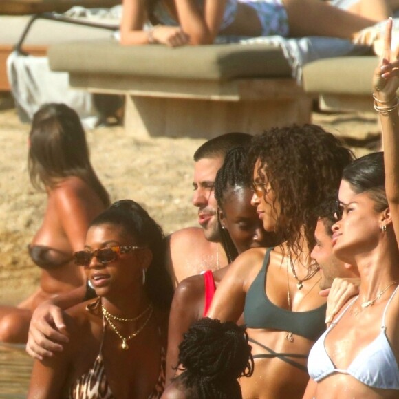 Kendall Jenner et des amis, dont les top models Cindy Bruna et Joan Smalls, et la chanteuse Justine Skye, s'éclatent sur la plage à Mykonos. Au programme: baignade, selfies de groupe, bronzette et verre de vin rosé sur un transat. Mykonos, le 8 juillet 2019.