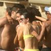 Kendall Jenner et des amis, dont les top models Cindy Bruna et Joan Smalls, et la chanteuse Justine Skye, s'éclatent sur la plage à Mykonos. Au programme: baignade, selfies de groupe, bronzette et verre de vin rosé sur un transat. Mykonos, le 8 juillet 2019.