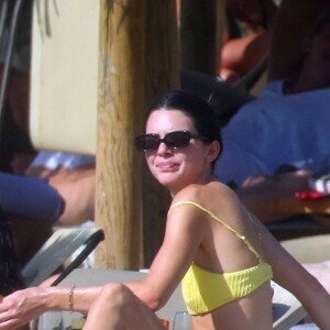 Kendall Jenner et des amis, dont les top models Cindy Bruna et Joan Smalls, et la chanteuse Justine Skye, s'éclatent sur la plage à Mykonos. Au programme: baignade, selfies de groupe, bronzette et verre de vin rosé sur un transat. Mykonos, le 8 juillet 2019.