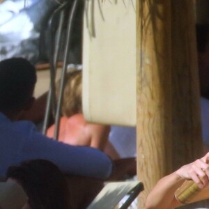Kendall Jenner et des amis, dont les top models Cindy Bruna et Joan Smalls, et la chanteuse Justine Skye, s'éclatent sur la plage à Mykonos. Au programme: baignade, selfies de groupe, bronzette et verre de vin rosé sur un transat. Mykonos, le 8 juillet 2019.