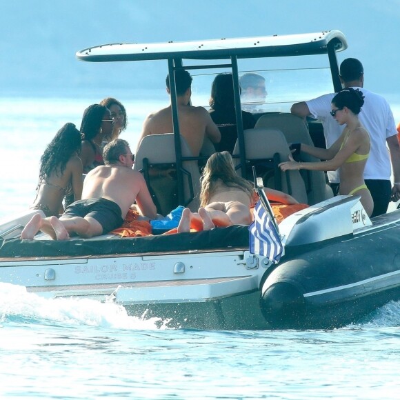 Kendall Jenner, Joan Smalls, Justine Skye et leurs amis s'éclatent en bateau au large de Mykonos, le 8 juillet 2019.