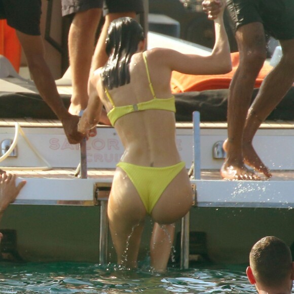 Kendall Jenner, Joan Smalls, Justine Skye et leurs amis s'éclatent en bateau au large de Mykonos, le 8 juillet 2019.