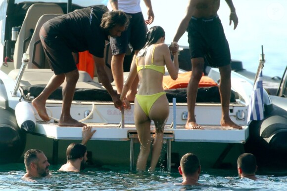 Kendall Jenner, Joan Smalls, Justine Skye et leurs amis s'éclatent en bateau au large de Mykonos, le 8 juillet 2019.