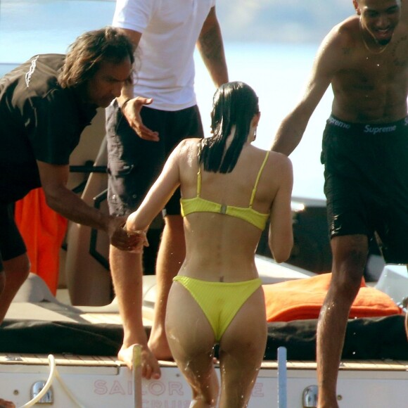 Kendall Jenner, Joan Smalls, Justine Skye et leurs amis s'éclatent en bateau au large de Mykonos, le 8 juillet 2019.