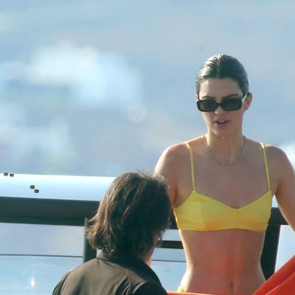 Kendall Jenner, Joan Smalls, Justine Skye et leurs amis s'éclatent en bateau au large de Mykonos, le 8 juillet 2019.