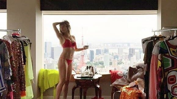Heidi Klum : Canon en lingerie dans sa chambre d'hôtel
