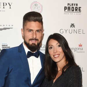 Olivier Giroud et sa femme Jennifer, enceinte - Les célébrités posent lors du photocall de la soirée Global Gift à Londres le 18 novembre 2017.