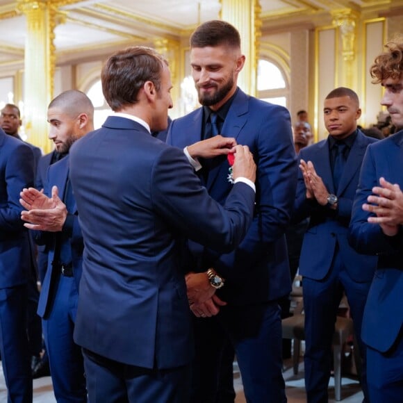 Le président Emmanuel Macron, Olivier Giroud, Antoine Griezmann - Le président de la République lors de la décoration des joueurs de l'équipe de France de football (Légion d'Honneur) au palais de l'Elysée à Paris le 4 juin 2019. © Hamilton / Pool / Bestimage