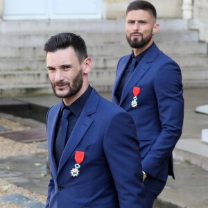 Hugo Lloris et Olivier Giroud- Les membres de l'équipe de France de football quittent le palais de l'Elysée après la remise de la légion d'honneur par le président de la République à Paris, France, le 4 juin 2019. © Stéphane Lemouton/Bestimage