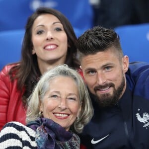 Olivier Giroud avec sa compagne Jennifer - Les joueurs retrouvent leur famille dans les tribunes à la fin du match de quart de finale de l'UEFA Euro 2016 France-Islande au Stade de France à Saint-Denis le 3 juillet 2016. © Cyril Moreau / Bestimage