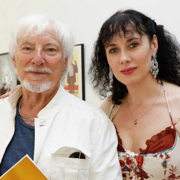 Exclusif - Hugues Aufray et sa compagne Muriel - Vernissage de l'exposition photo "Divine Marilyn" à la Galerie Joseph à Paris le 10 juillet 2019. A partir du mardi 9 juillet et jusqu'au 22 septembre, la galerie Joseph, à Paris, réussit avec l'exposition " Divine Marilyn ", le tour de force de réunir les clichés de quatre grands noms de la photographie américaine ayant immortalisé Marilyn Monroe. © Marc Ausset-Lacroix/Bestimage