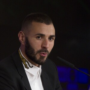 Karim Benzema annonce, lors d'une conférence de presse au stade Santiago Bernabeu, la prolongation de son contrat au club Real Madrid. Le 21 septembre 2017