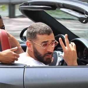 Exclusif  - Karim Benzema passe des vacances entre amis à Miami. Les amis sortent de leur hôtel au volant d'une Porsche 911 turbo S. Le 29 juin 2018