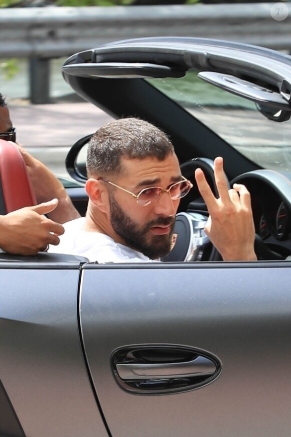 Exclusif  - Karim Benzema passe des vacances entre amis à Miami. Les amis sortent de leur hôtel au volant d'une Porsche 911 turbo S. Le 29 juin 2018