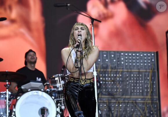 Miley Cyrus sur la scène du festival de Glastonbury le 30 juin 2019
