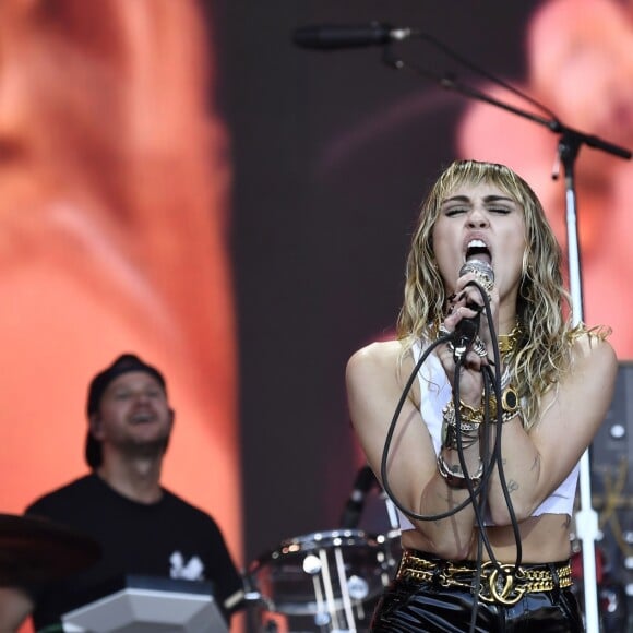 Miley Cyrus sur la scène du festival de Glastonbury le 30 juin 2019