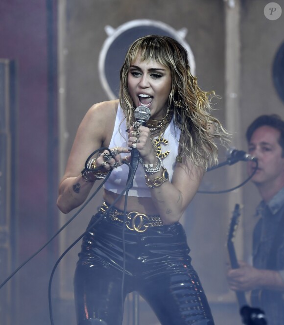Miley Cyrus sur la scène du festival de Glastonbury le 30 juin 2019