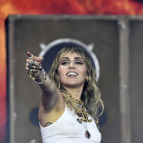 Miley Cyrus sur la scène du festival de Glastonbury le 30 juin 2019