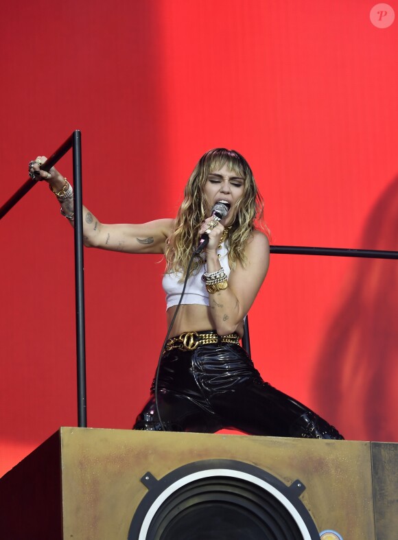 Miley Cyrus sur la scène du festival de Glastonbury le 30 juin 2019