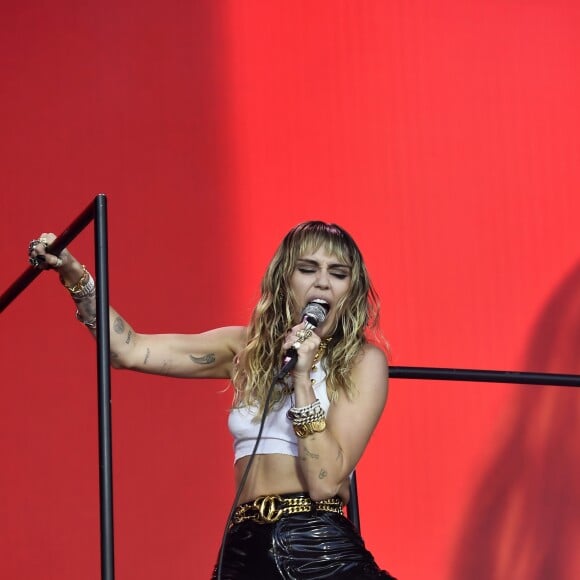 Miley Cyrus sur la scène du festival de Glastonbury le 30 juin 2019