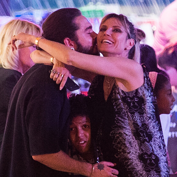 Exclusif - Heidi Klum, ses enfants Johan et Lou, son fiancé Tom Kaulitz et sa mère Erna passent la soirée à la fête foraine des Tuileries avec leur chien à Paris, le 23 juin 2019.