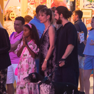 Exclusif - Heidi Klum, ses enfants Johan et Lou, son fiancé Tom Kaulitz et sa mère Erna passent la soirée à la fête foraine des Tuileries avec leur chien à Paris, le 23 juin 2019.