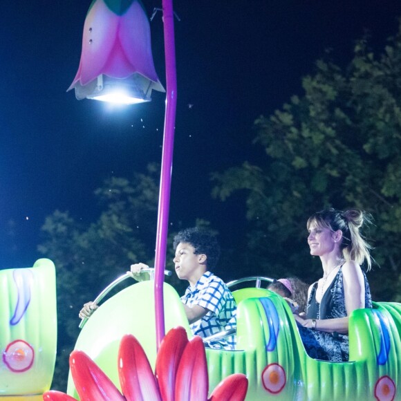 Exclusif  - Heidi Klum, ses enfants Johan et Lou, son fiancé Tom Kaulitz et sa mère Erna passent la soirée à la fête foraine des Tuileries avec leur chien à Paris, le 23 juin 2019.